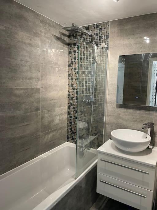 Grays Serviced Apartment Stifford المظهر الخارجي الصورة